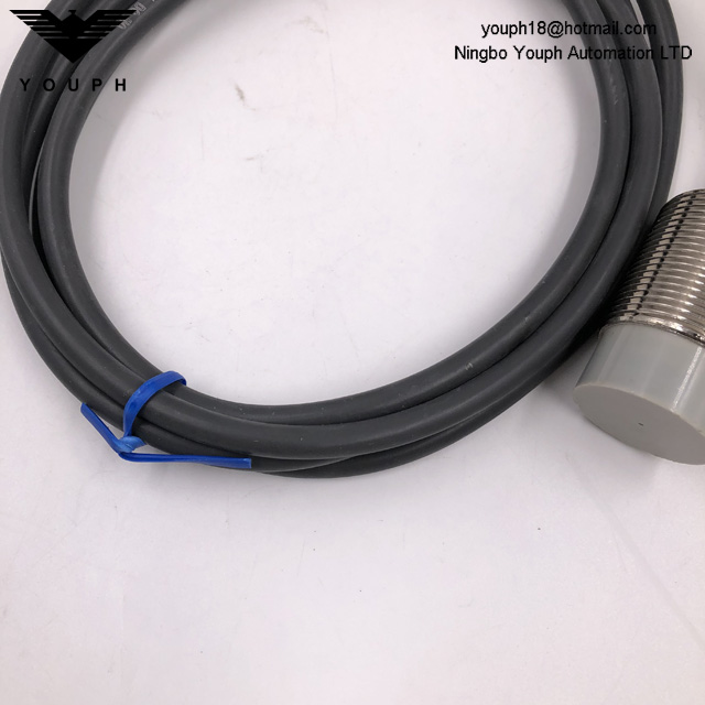 OMRON E2E-X18MF1-Z E2E SEXT SECRE SECTION DE POWER DC POWERS