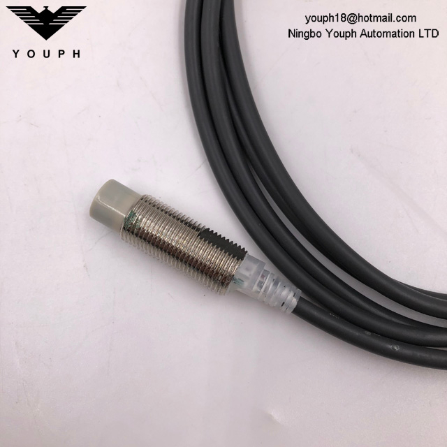 OMRON E2E-X8MD1-Z E2E SEXT SECRE SECTION DE POWER DC POWER PROXIMITÉ