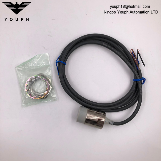 OMRON E2E-X18MF1-Z E2E SEXT SECRE SECTION DE POWER DC POWERS
